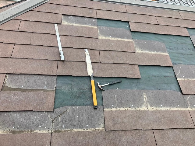 羽島市でスレート屋根の差し替え工事、接着剤で新しいスレート板を取り付けました